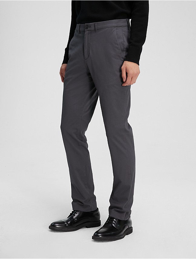 Calvin Klein Men's Modern Stretch Wrinkle Resistant Chino Pants in Slim Fit
