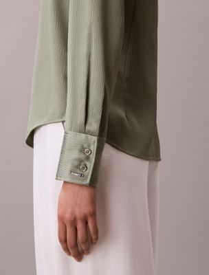 Женские рубашки Calvin Klein Hammered Satin Fitted Shirt — фото 5