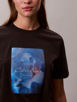 Женские футболки Calvin Klein Flower Script Logo Graphic Classic T-Shirt — фото 4