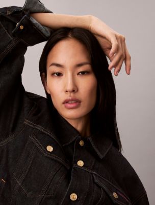 Женские куртки Calvin Klein Lunar New Year Denim Trucker Jacket — фото 6