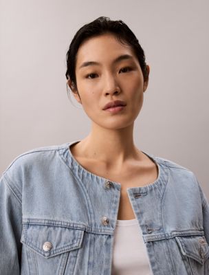 Женские куртки Calvin Klein Cropped Collarless Denim Trucker Jacket — фото 3