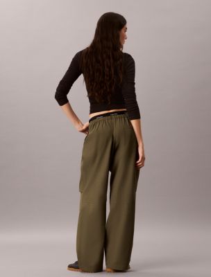 Женские брюки Calvin Klein Tech Crinkle Twill, цвет: Оливковый ночной — фото 2