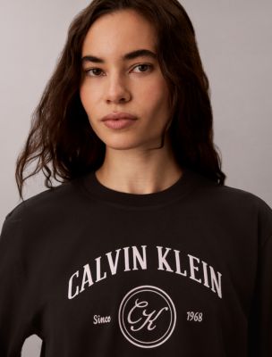Женские футболки Calvin Klein Arch Varsity Logo Graphic Relaxed T-Shirt — фото 2