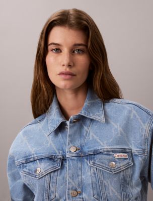 Женская куртка Calvin Klein Monogram Logo 90s Trucker, цвет: Синий — фото 3