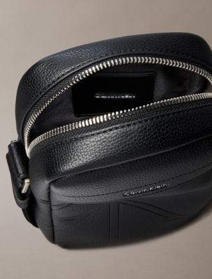 Мужские сумки Calvin Klein Allover Embossed Emblem Logo Slim Reporter — фото 3