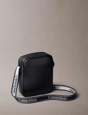 Мужская сумка Calvin Klein Bold Monologo Webbing Strap Reporter, цвет: Чёрный — фото 2