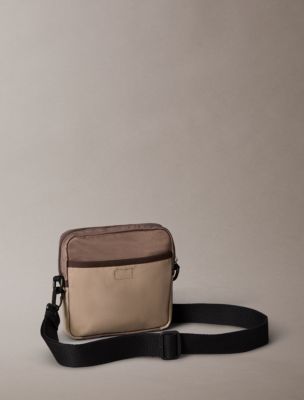 Мужская сумка Calvin Klein Bold Monologo Colorblock Crossbody, цвет: Пустынный серо-коричневый — фото 2