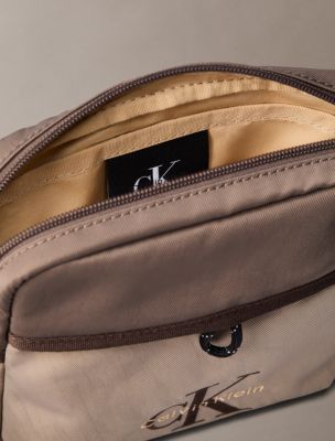 Мужская сумка Calvin Klein Bold Monologo Colorblock Crossbody, цвет: Пустынный серо-коричневый — фото 3