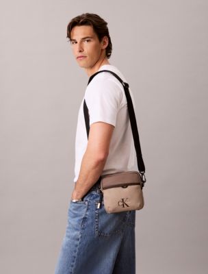 Мужская сумка Calvin Klein Bold Monologo Colorblock Crossbody, цвет: Пустынный серо-коричневый — фото 4