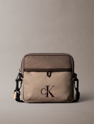 Мужская сумка Calvin Klein Bold Monologo Colorblock Crossbody, цвет: Пустынный серо-коричневый — фото 1