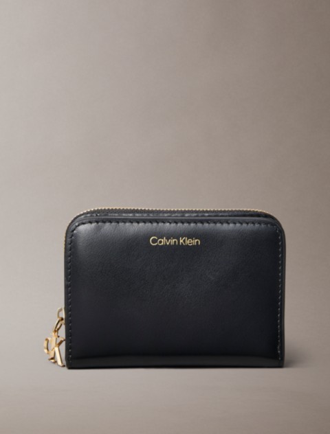 Женские кошельки Calvin Klein Leather Medium Zip Wallet