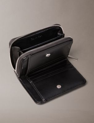 Женские кошельки Calvin Klein Quilted Emblem Logo Zip Flap Wallet — фото 2