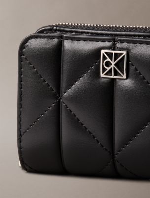 Женские кошельки Calvin Klein Quilted Emblem Logo Zip Flap Wallet — фото 3