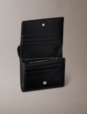 Женские кошельки Calvin Klein Embossed Monogram Bifold Wallet — фото 2