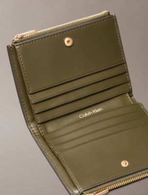 Женский кошелёк Calvin Klein Emblem Logo Double Zip Bifold Wallet, цвет: Оливковый ночной — фото 2
