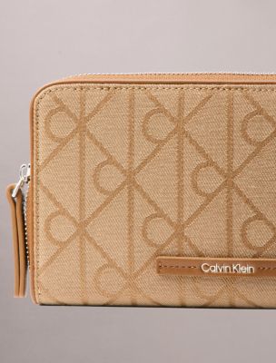 Женские кошельки Calvin Klein Allover Emblem Logo Passport Wallet — фото 2
