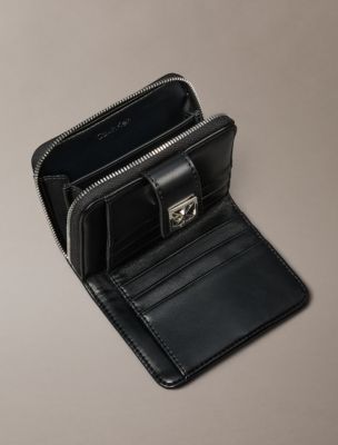 Женские кошельки Calvin Klein Quilted Emblem Flap Zip Wallet — фото 2