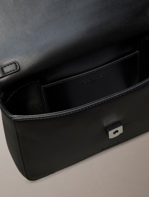 Женская сумка Calvin Klein Signature Logo Strap Flap Phone Crossbody, цвет: Чёрный — фото 2