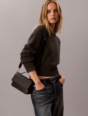 Женская сумка Calvin Klein Signature Logo Strap Flap Phone Crossbody, цвет: Чёрный — фото 3