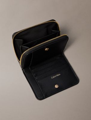 Женские кошельки Calvin Klein Coated Monogram Zip Flap Wallet — фото 2