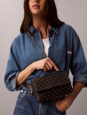 Женская сумка Calvin Klein Coated Monogram Phone Crossbody, цвет: Чёрный / Кофейный — фото 4