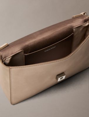 Женские аксессуары Calvin Klein Sueded Minimal Monogram Flap Phone Crossbody — фото 3