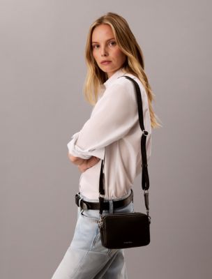 Женские сумки Calvin Klein Embossed Logo Crossbody — фото 4