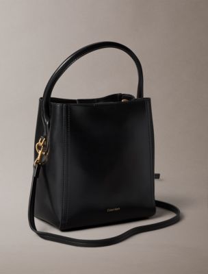 Женские сумки Calvin Klein Monogram Hardware Bucket — фото 2
