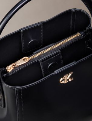 Женские сумки Calvin Klein Monogram Hardware Bucket — фото 3