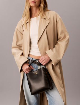 Женские сумки Calvin Klein Monogram Hardware Bucket — фото 4