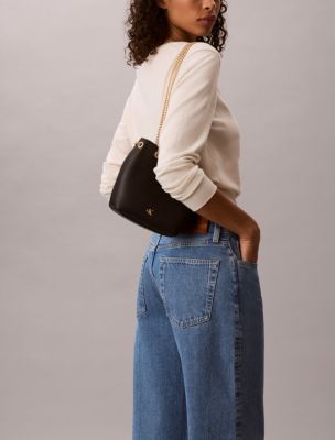 Женские сумки Calvin Klein Minimal Monogram Bucket — фото 3