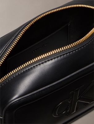 Женские сумки Calvin Klein Embossed Monogram Camera — фото 3