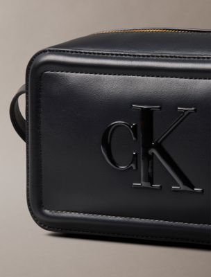 Женские сумки Calvin Klein Embossed Monogram Camera — фото 4