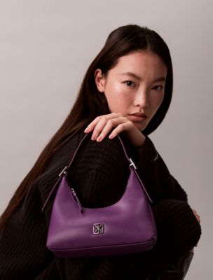 Женские сумки Calvin Klein Emblem Logo Leather Small Shoulder — фото 5