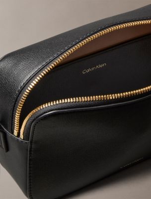 Женская сумка Calvin Klein Foil Logo Camera, цвет: Чёрный — фото 3
