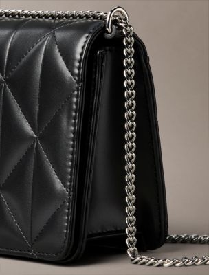 Женские сумки Calvin Klein Quilted Emblem Logo Mini Chain — фото 4