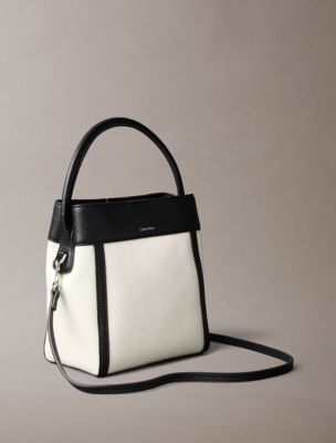 Женские сумки Calvin Klein Monogram Canvas Bucket — фото 2