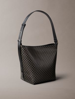 Женские сумки Calvin Klein Allover Emblem Logo Bucket with Pouch — фото 2