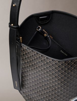 Женские сумки Calvin Klein Allover Emblem Logo Bucket with Pouch — фото 3