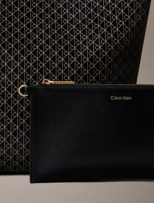 Женские сумки Calvin Klein Allover Emblem Logo Bucket with Pouch — фото 4