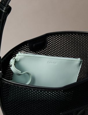 Женские сумки Calvin Klein Emblem Mesh Bucket — фото 3