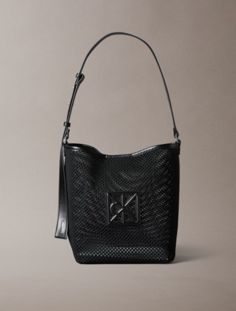 Женские сумки Calvin Klein Emblem Mesh Bucket
