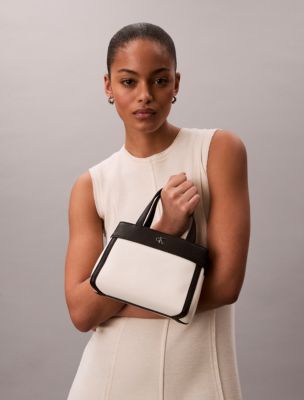Женские сумки Calvin Klein Monogram Canvas Mini Tote Crossbody — фото 5