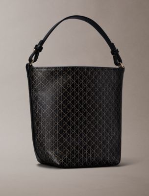 Женские сумки Calvin Klein Allover Emblem Logo Small Bucket with Pouch — фото 2