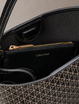 Женские сумки Calvin Klein Allover Emblem Logo Small Bucket with Pouch — фото 3