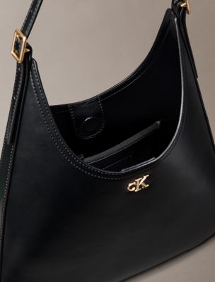 Женские сумки Calvin Klein Monogram Hardware Curved Shoulder — фото 3