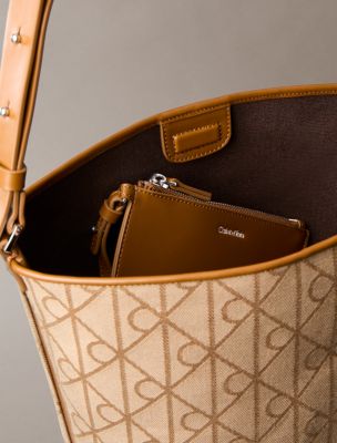 Женские сумки Calvin Klein Allover Emblem Logo Jacquard Bucket with Pouch — фото 3