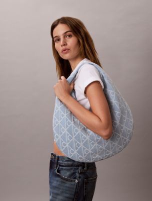 Женские сумки Calvin Klein Allover Emblem Logo Denim Hobo — фото 4