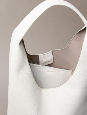 Женские сумки Calvin Klein Pebble Grain Medium Slouchy — фото 2
