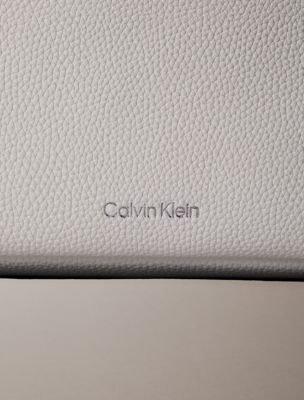 Женские сумки Calvin Klein Pebble Grain Medium Slouchy — фото 3